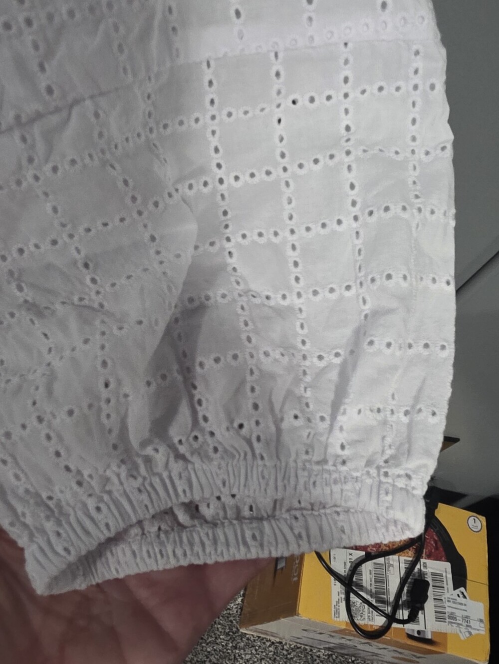 BANANA REPUBLIC Women's White Eyelet V-Neck Peasant Top Medium - Picture 3 of 5